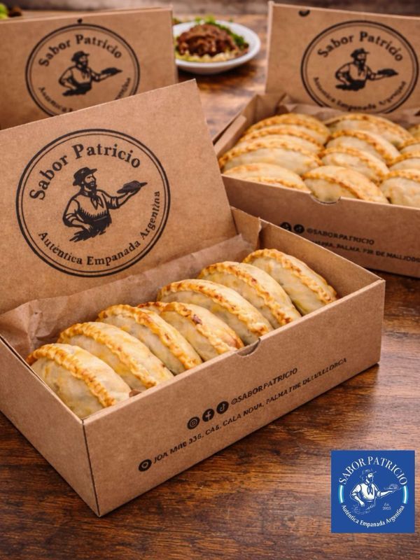 Cajas abiertas de Sabor Patricio llenas de empanadas