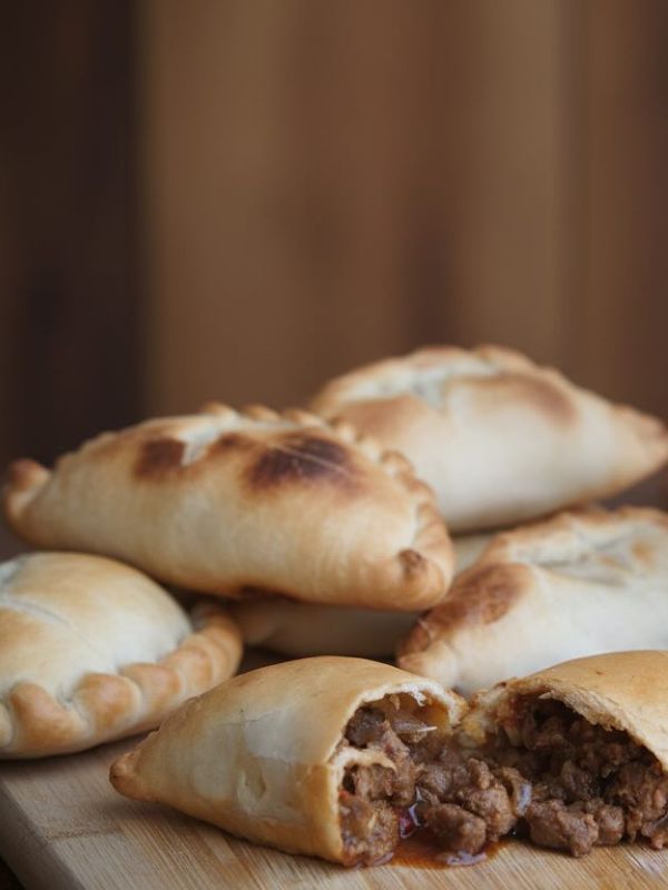 Empanadas doradas recién salidas del horno