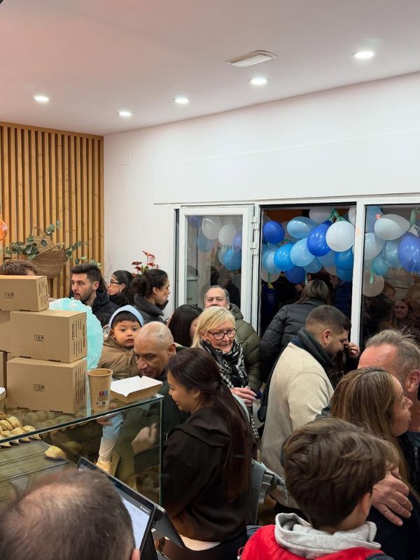 El local de Sabor Patricio lleno de gente el día de la inauguración