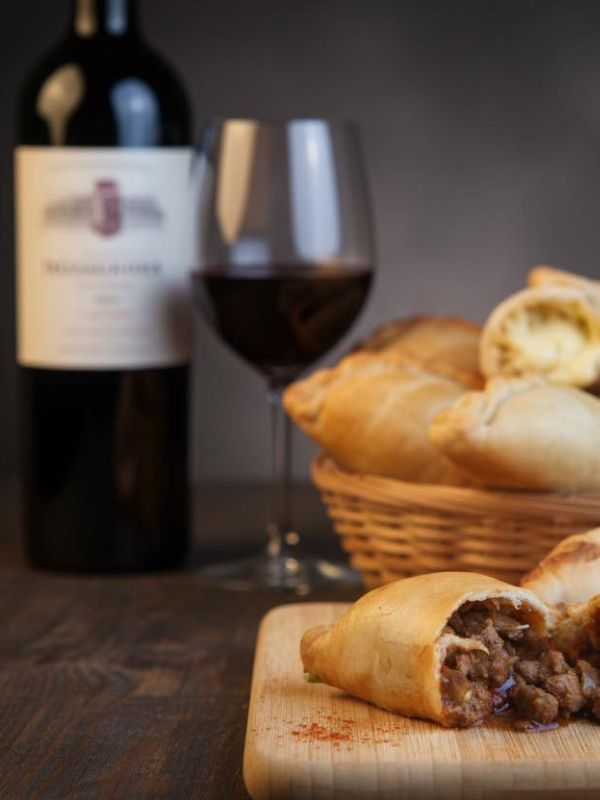 Empanadas en canasta con copa de vino tinto