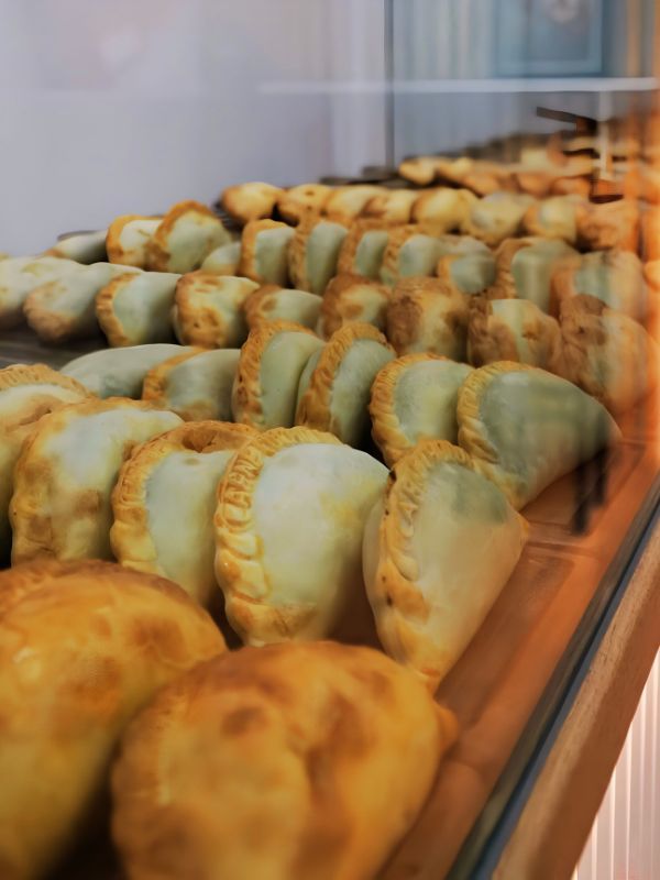 Vitrina llena de empanadas recién horneadas